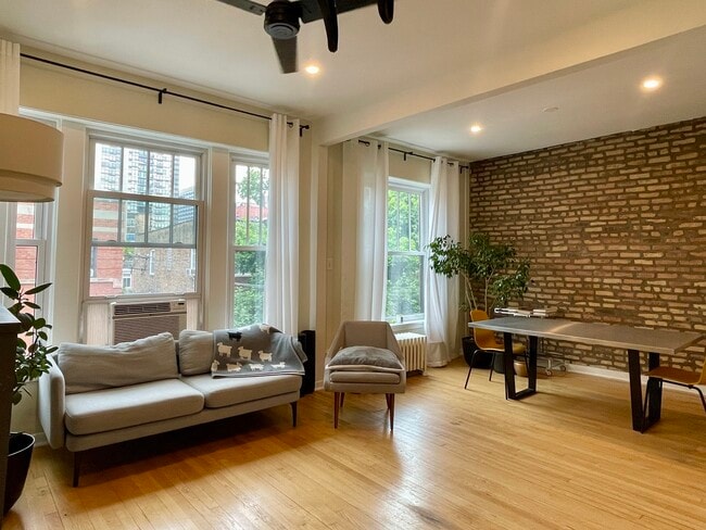 Foto del edificio - 3166 N Pine Grove Ave