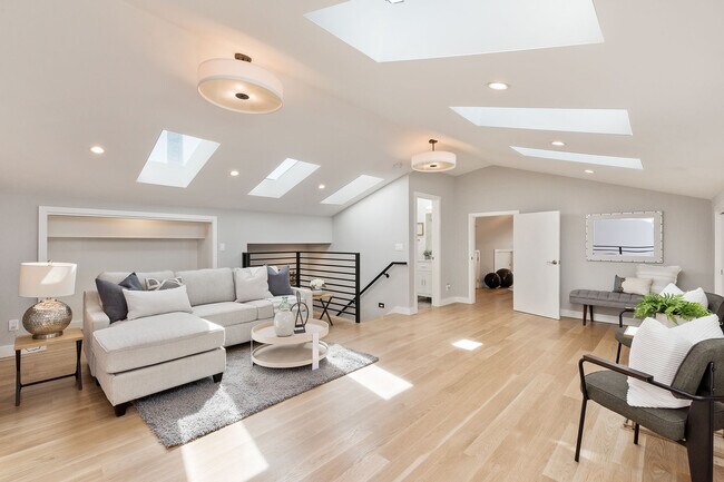 Foto del edificio - 1683 Newcomb Ave