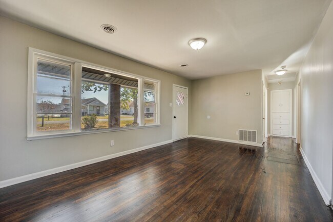 Building Photo - JANUARY MOVE IN SPECIAL: HALF DEPOSIT/FREE...