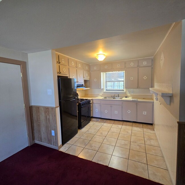 Building Photo - AVAILABLE NOW! 3 Bedroom 2 Bathroom in Batesville Near the Fairgrounds