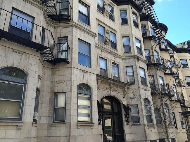 Building Photo - 10 Westland Ave