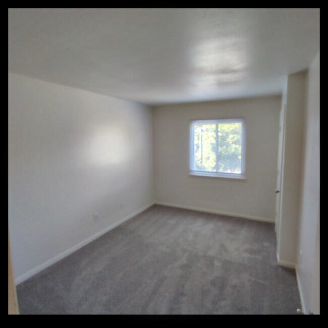 Building Photo - 600 Reusens Rd