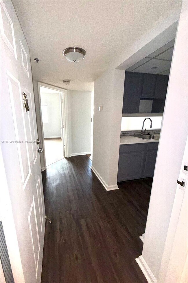 Foto del edificio - 2855 W Commercial Blvd