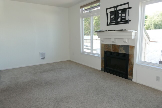 Building Photo - Newer 1 Bedroom in Great Lower Queen Anne ...