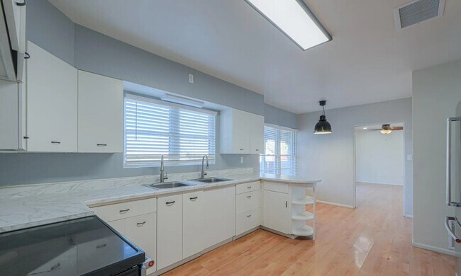 Foto del edificio - 714 E 10th St