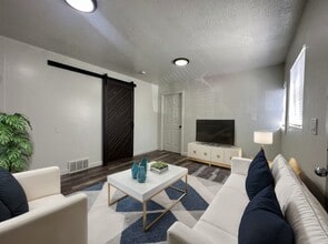 Building Photo - 2515 S Parkcrest Dr