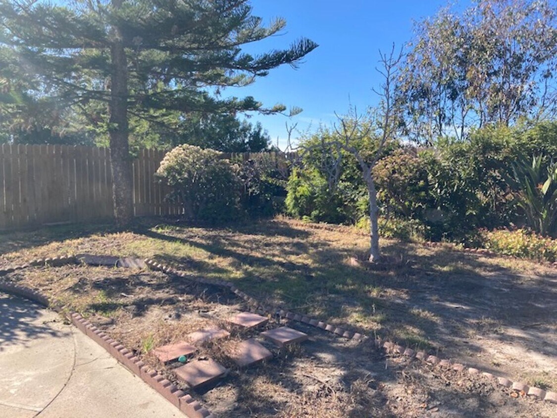 Foto principal - 4 Bed- 2 Bath home on Oceanside/Vista Border
