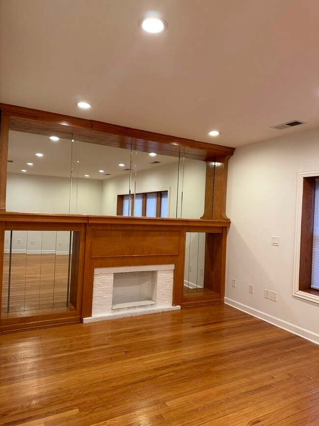 Foto del edificio - 6045 W Irving Park Rd