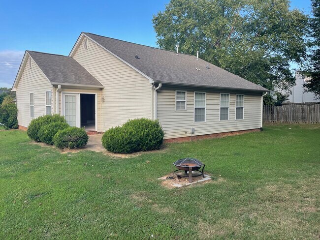 Building Photo - 437 Riverside Chase Cir