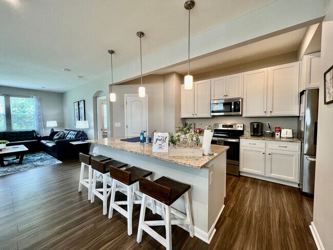 Building Photo - Fully Furnished Luxury Corporate Rental - ...