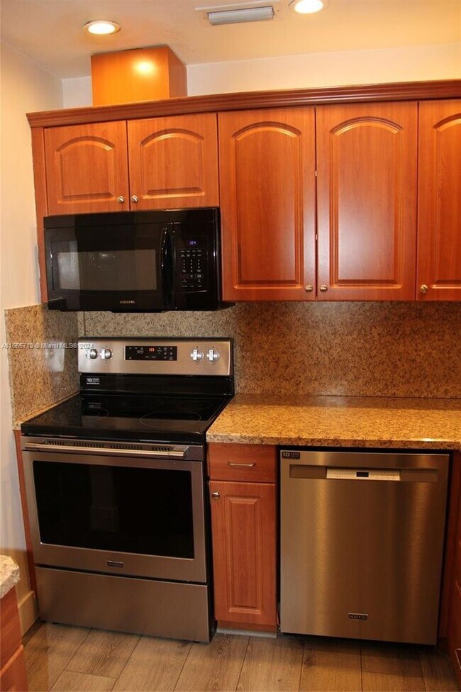 Foto del edificio - 6397 Bay Club Dr