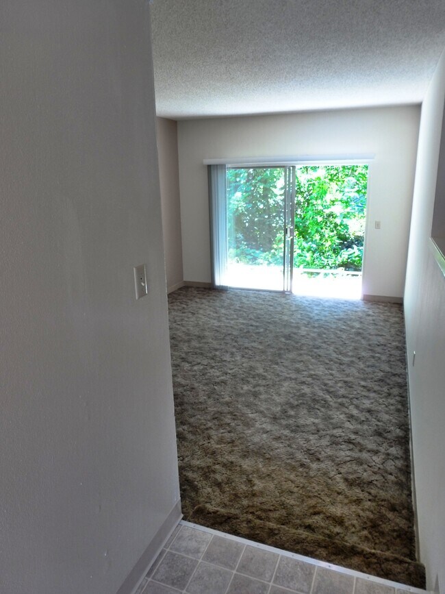 Vista del salón desde el pasillo - Bidwell's Mill Apartments