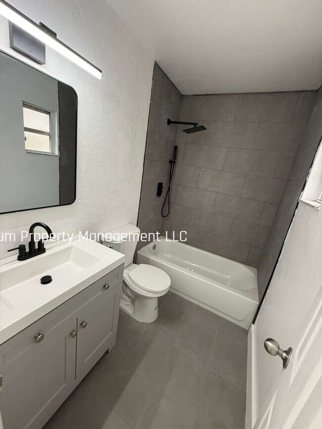 Foto del edificio - BEAUTIFUL & REMODELED 3/2 AVAILABLE NOW!!