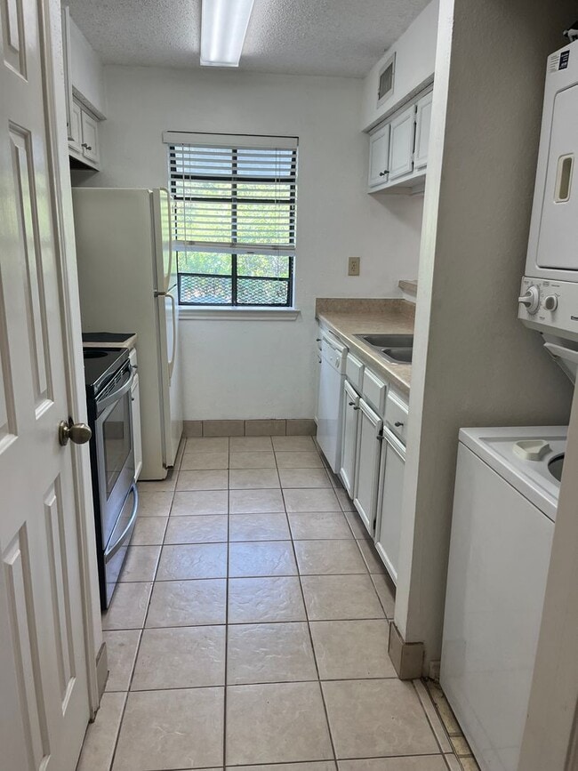 Foto del edificio - Quiet 1-Bed Condo, New Bedroom Floor, Balc...