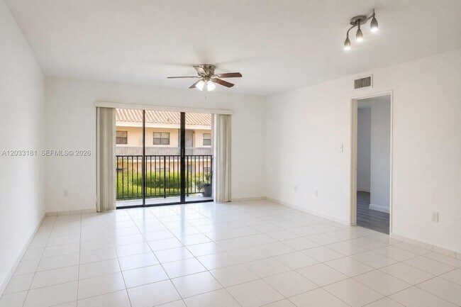 Foto del edificio - 240 W Park Dr