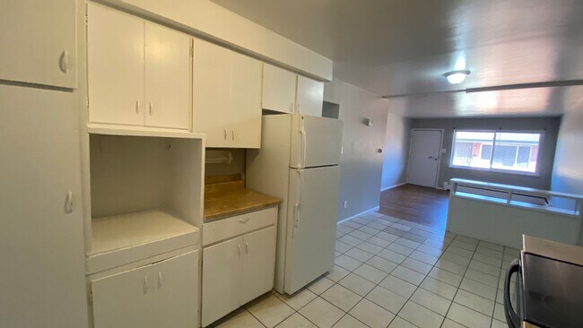Building Photo - 3 Bedroom 1 Bathroom Aurora Apartment Available Now
