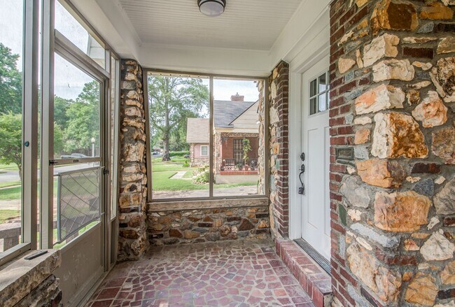 Building Photo - Live Stylishly. Live Comfortably. Live Memphis