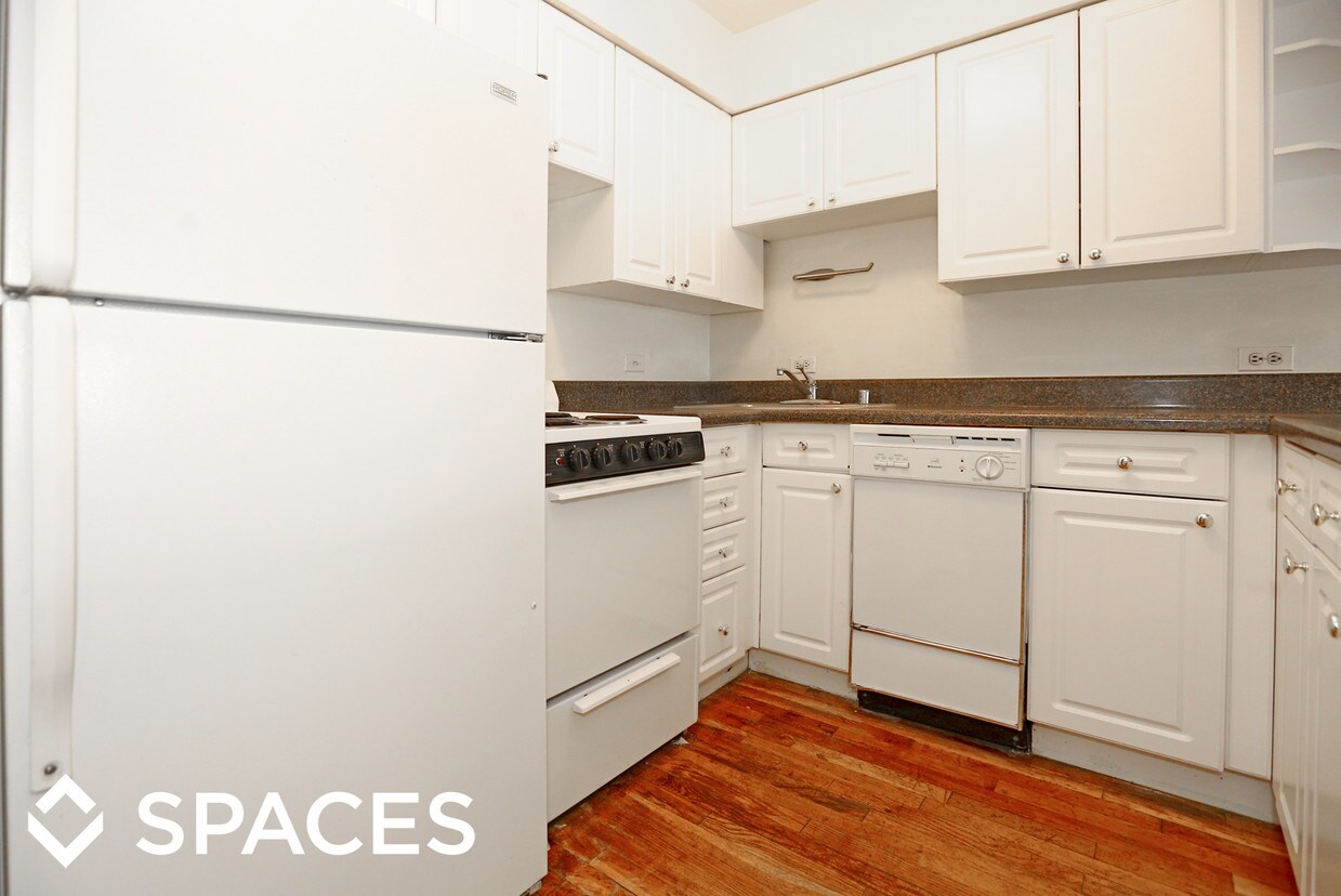 Primary Photo - 1220 N LaSalle Dr