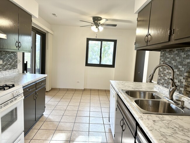 Building Photo - 640 Waverly Dr