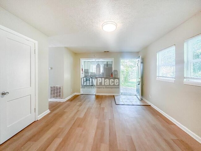 Building Photo - 2121 N Catherwood Ave