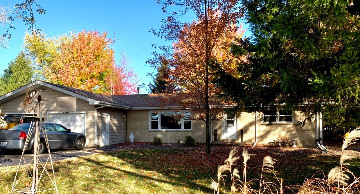 Primary Photo - 200 W Oak Knoll Dr