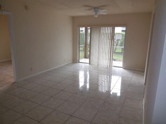 Foto del edificio - 8393 Royal Palm Blvd