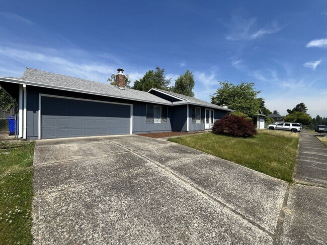 Foto del edificio - Charming Ranch Home with Sunroom or 4th Bedroom, Two-Car Garage and Fenced Backyard