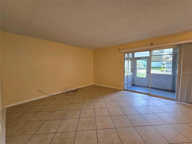 Building Photo - 561 Fairways Cir