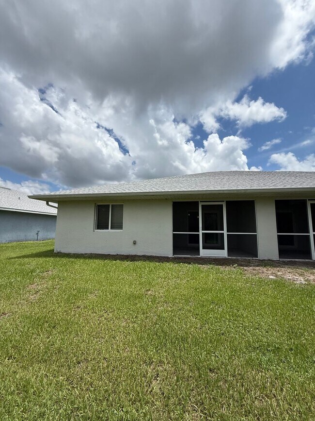 Foto del edificio - Duplex Unit For Rent In Port Charlotte