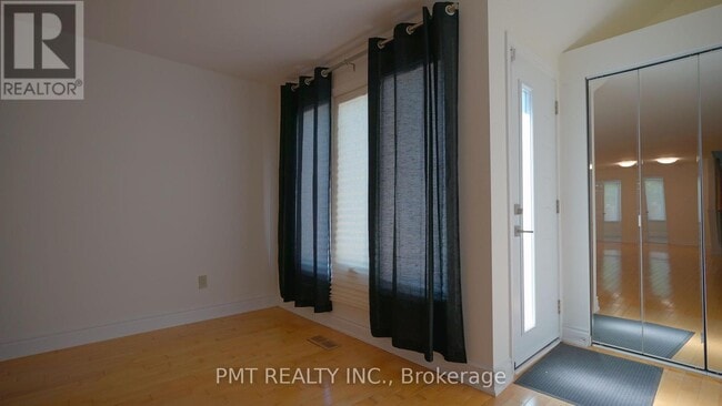 Building Photo - 597 Roehampton Ave