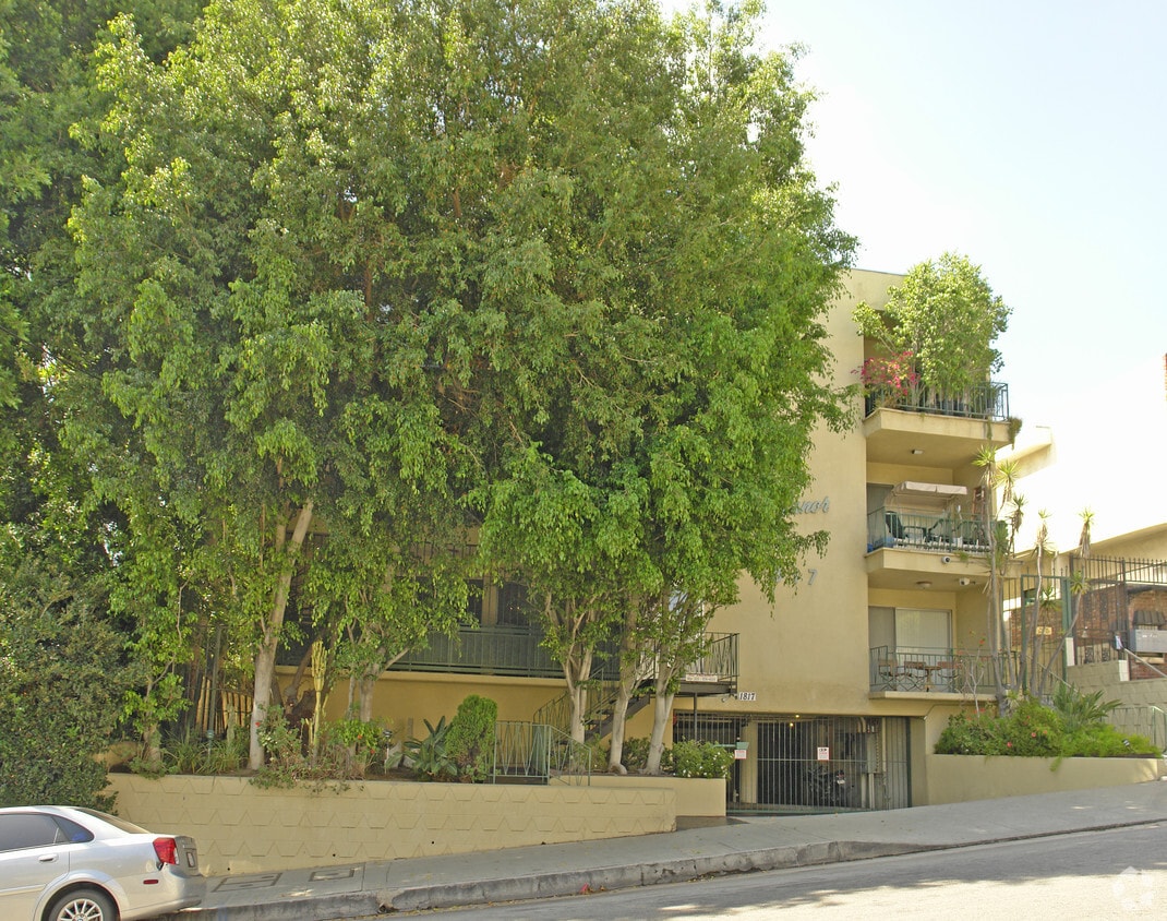 Building Photo - Peer Manor