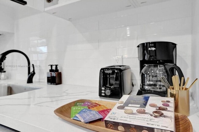 Building Photo - 1573 NE 30th Ct