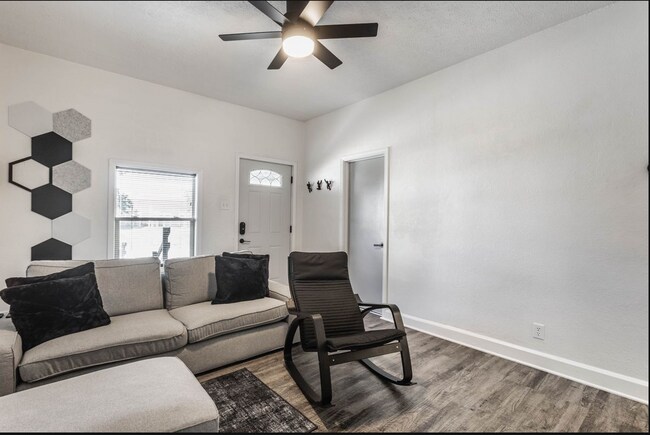 Building Photo - Newly Remolded Three Bedroom Home Located near 21st Street and Riverside Dr