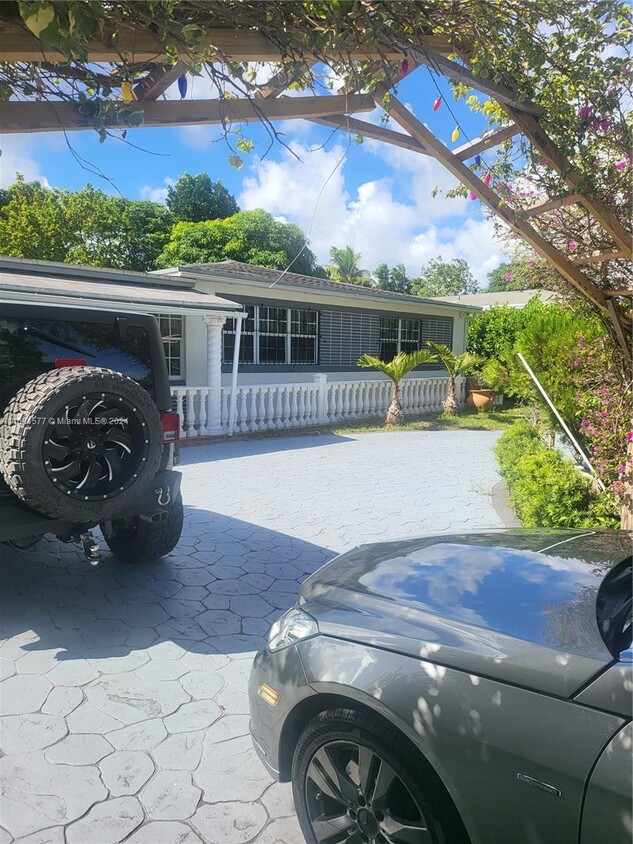 Foto principal - 12530 NE 1st Ct