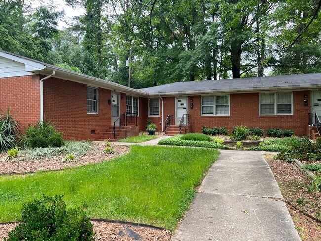 Building Photo - 2 Bedroom | 1 Bath Townhouse near Cameron ...