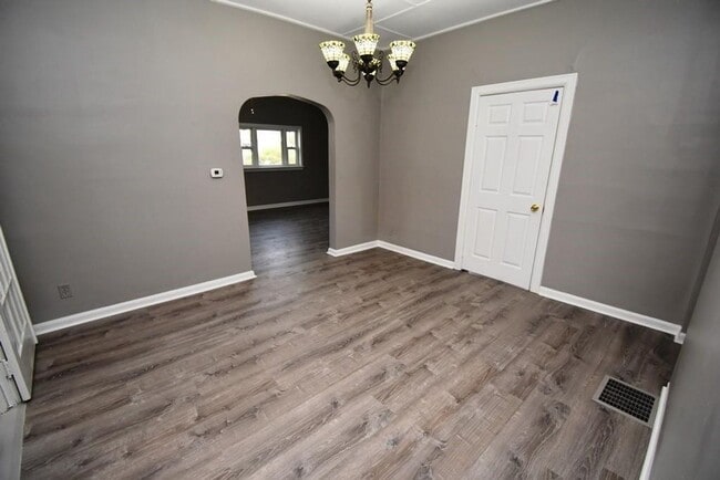 Building Photo - 2 bedroom 1 bath