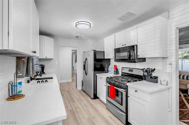 Building Photo - 2301 S Beverly Way