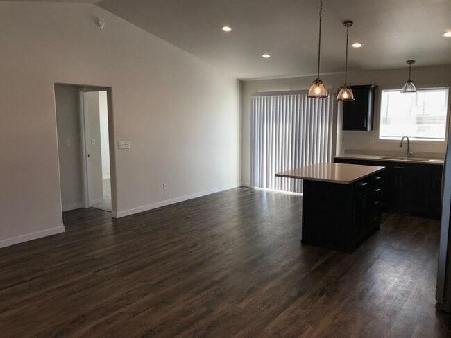 Building Photo - 4 bed 2 bath