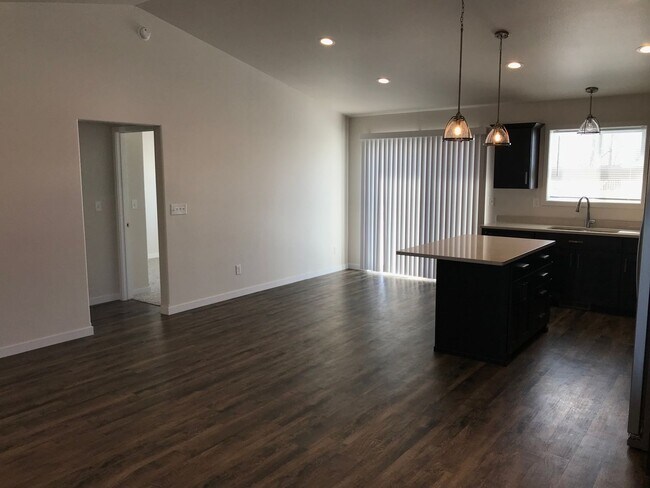 Foto del edificio - 4 bed 2 bath