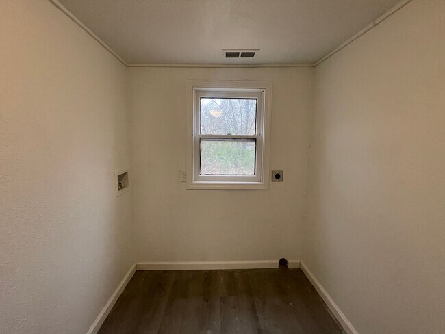 Building Photo - Beautiful 3 bedroom 2 full bathroom availa...