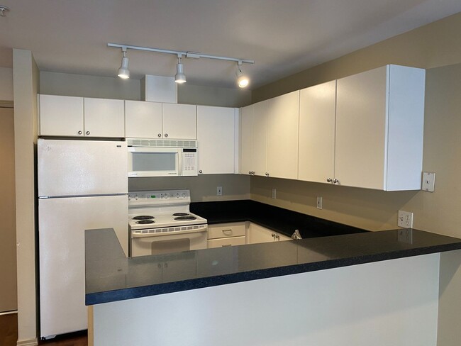 Building Photo - 1 Bed 1 Bath Condo in Seattle - Includes P...