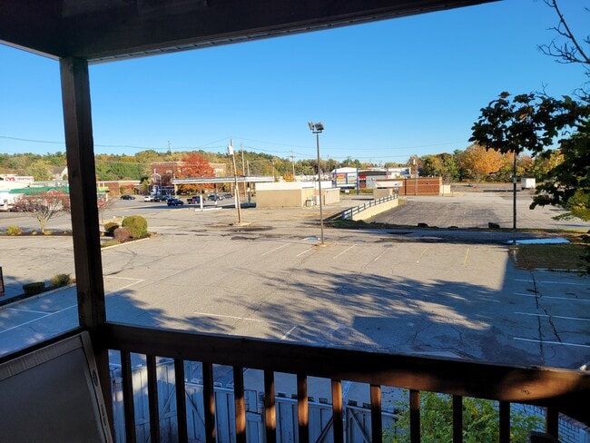 Close to shopping - 87 Essex St