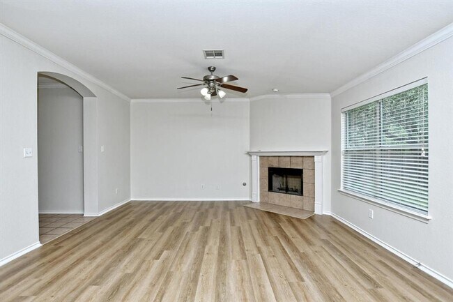 Foto del edificio - 2112 Mir Woods Dr