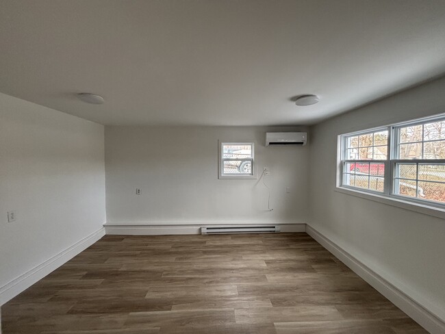 Building Photo - CHARMING TWO BEDROOM APARTMENT AVAILABLE I...