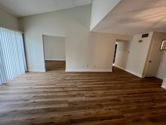 Building Photo - Gorgeous Condo Townhome at The Fountains