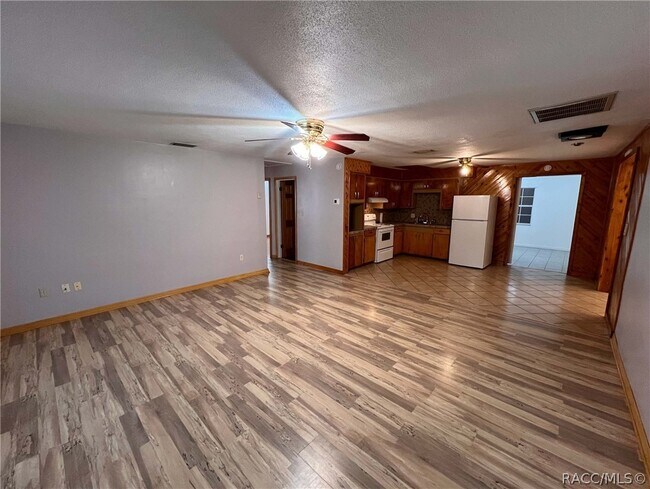 Foto del edificio - 7660 W Tropical Ln
