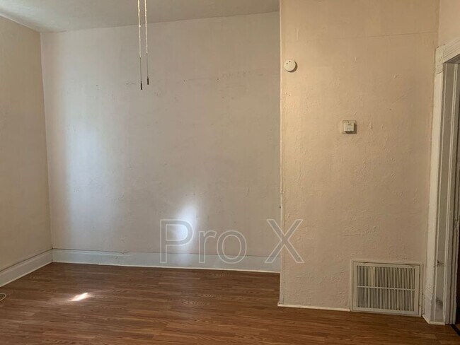 Foto del edificio - 405 W 2nd St