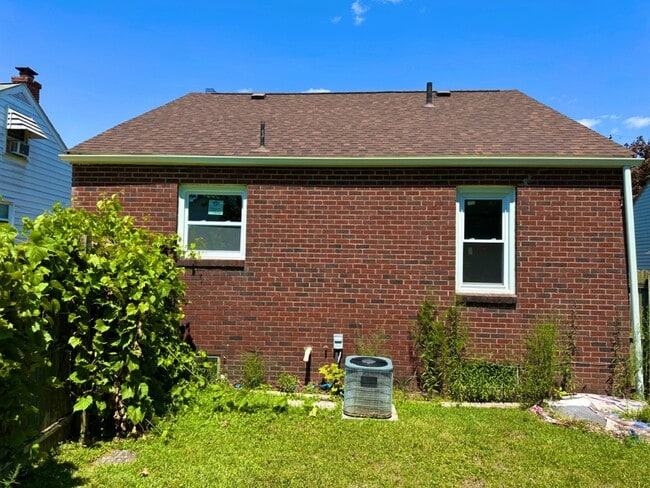 Building Photo - 815 Detroit Ave