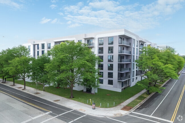 Building Photo - Courtside Apartments II