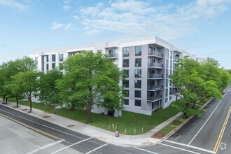 Building Photo - Courtside Apartments II